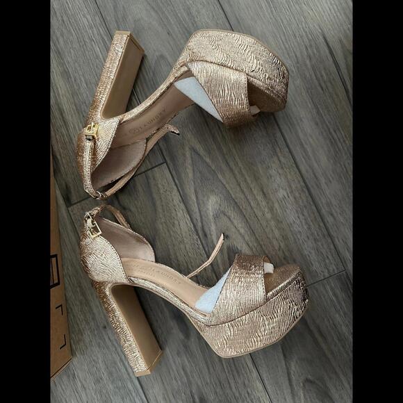 NEW Chinese Laundry Asher Gold Chunky Platform Ankle Strap Sandals Size 8 - Picture 3 of 7